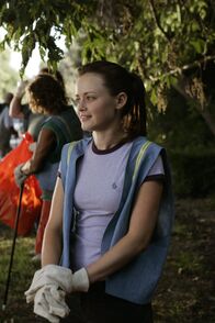 Gilmore Girls – Rory (Alexis Bledel) wird in Folge des Yacht-Diebstahls zu 300 Stunden gemeinnütziger Arbeit verurteilt, die sie innerhalb von sechs Monaten ableisten muss. Sie gibt sich alle Mühe und eckt trotzdem überall an ...