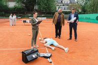 Die Rosenheim-Cops – Pathologin Atay (Sevda Polat, l.) schildert den Kommissaren Stadler (Dieter Fischer, M.) und Hansen (Igor Jeftić, r.), dass das Opfer Brigitta Roth mit einem Tennisschläger von hinten erschlagen wurde.