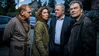 Tatort – Moritz Eisner (Harald Krassnitzer), seine Kollegin Bibi Fellner(Adele Neuhauser) sprechen mit Rudolf "Purzl" Haag (Martin Zauner) und Stefan Pohl (Alexander Strobele).