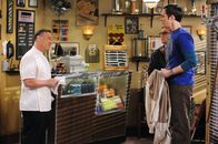 The Big Bang Theory – Während Leonard (Johnny Galecki, M.) von Penny im Schach geschlagen wird, bricht für Sheldon (Jim Parsons, r.) die Welt zusammen, als er von Angelo (Peter Onorati, l.) erfährt, dass sein Friseur-Kollege krank ist ...
