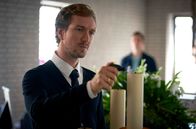 Tatort – Besattatungsunternehmer Thomas Ihle (Jan Krauter) bereitet eine Trauerfeier vor, während Kommissar Jan Pawlak (Rick Okon, hinten) ihn nochmal befragen muss.
