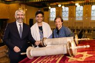 Checker Tobi – In der Synagoge: Rabbiner Julien und Alon zeigen Tobi (rechts) die Thora-Rolle, die Heilige Schrift der Juden.