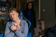 Der Alte – Für Jakob Klein (Vito Sack) bricht eine Welt zusammen, als ihm Annabell Lorenz (Stephanie Stumph) die Nachricht vom Tod seiner Schwester überbringt.