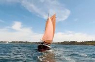 Maritimes Erbe – Die „Ar Jentilez“, der Nachbau eines alten Algenkutters, kreuzt vor der Küste der Côte de Granit Rose.