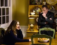 Elementary – Als bei Captain Gregson (Aidan Quinn, r.) und seiner Frau (Talia Balsam, l.) eingebrochen wird, arbeiten Holmes und Watson fieberhaft daran, den bewaffneten und maskierten Räuber zu finden, bevor der wieder zuschlagen kann ...