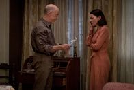 Counterpart – Howard (J.K. Simmons, l.); Emily (Olivia Williams, r.)