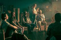Tschugger – Tschugger Staffel 3 2023 Regie: David Constantin, Johannes Bachmann Drehbuch: David Constantin, Johannes Bachmann, Jelena Vujović, Fiona Schreier, Pascal Glatz, Christian Wehrlin  Produktion: Shining Film AG   Folge 1   Motiv 7 Gruppentherapie zur Traumabewältigung: David Constanin als Bax (5.v.l.)   Copyright: SRF/Dominic Steinmann