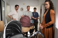 neoriginal: Like a Loser – Guideon (Tom Beck, l.), Julian (Ben Münchow, 2.v.l.) und Ernst (Diyar Ilhan, 2.v.r.) stehen Marie (Tinka Fürst, r.) gegenüber: Zwei Kinderwagen, angespannte Stimmung – und ein Julian, der einmal mehr alles gegeben hat.
