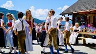 Servus Musikantenstammtisch – Kindertanzgruppe vom Heimatverein D' lustigen Zauchenseer bei einer Tanzeinlage auf der Moosalm.
