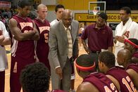 Coach Carter – Alle Spieler haben mit ihren schulischen Leistungen große Probleme. Als Coach Carter (Samuel L. Jackson, M.) davon erfährt, ist er entsetzt. Gegen den Widerstand der Schulleiterin und den Eltern der Jungen entscheidet Coach Carter das Unglaubliche ...