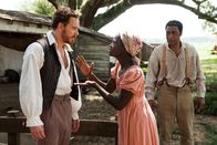 12 Years a Slave – In die Sklaverei verkauft, fällt der einst freie Afroamerikaner Solomon (Chiwetel Ejiofor, r.) unter die Gewalt des brutalen Sklaventreibers Edwin Epps (Michael Fassbedner, l.), der seine Sklaven, wie die junge Patsey (Lupita Nyong'o, M.), auf sadistische Weise misshandelt ...