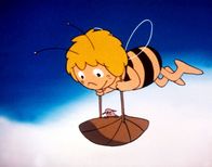 Biene Maja – "Biene Maja", "Wie Maja einen Floh rettet." Es ist Herbst. Der erste kalte Tag bringt unsere Insekten in Verlegenheit. Maja findet einen neuen Freund, einen kleinen zitternden Floh namens Kitti. Das Flohmädchen ist schon ganz erschöpft, da sie lange nichts mehr zu essen bekommen hat. Was bleibt da Maja anderes übrig, als Kitti aufzupäppeln. Die Frage ist nur, wie. Honig mag sie nicht, Blütenstaub mag sie nicht, Kitti braucht dringend einen Hund.