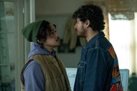 Extraordinary – Bei der ersten gemeinsamen Sitzung der Bürgerwehr geraten Gregor (Chris Lew Kum Hoi, l.) und Kash (Bilal Hasna, r.) heftig aneinander.