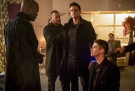 The Flash – Goldface (Damion Poitier, l.); Ralph (Hartley Sawyer, 2.v.r.); Barry (Grant Gustin, r.)