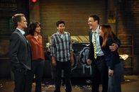 How I Met Your Mother – Ein Abend unter Freunden: Ted (Josh Radnor, M.), Marshall (Jason Segel, 2.v.r.), Barney (Neil Patrick Harris, l.), Lily (Alyson Hannigan, r.) und Robin (Cobie Smulders, 2.v.l.) ...