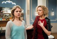Sturm der Liebe – Marlene (Lucy Scherer, l.); Natascha (Melanie Wiegmann, r.)