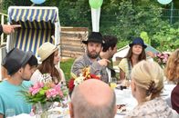 jerks. – Setzt sich auf der Geburstagsfeier total in die Nesseln: Christian Ulmen (M.) ...