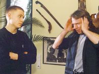 In aller Freundschaft – MDR Fernsehen IN ALLER FREUNDSCHAFT FOLGE 177, "Ich liebe dich, Mama" Uhr. Michael Dietrich (Ulrich Wiggers, rechts) ist verwirrt, als plötzlich sein Sohn Mirco Venske (Max Riemelt) unerwartet in Berlin auftaucht...