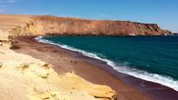 Peru - An der Küste der Inka – Eine Wüste am Meer: Beeindruckend sind die hohen Klippen im Paracas Nationalpark, am Playa Roja, dem roten Strand.