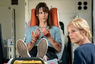 SOKO Leipzig – Maja Jacobi (Sophie Lutz, l.) hat das Opfer am Seeufer gefunden und versucht wiederzubeleben, bis die Einsatzkräfte am Tatort angekommen sind. Ina Zimmermann (Melanie Marschke, r.) findet Majas Aussage zunächst widersprüchlich.