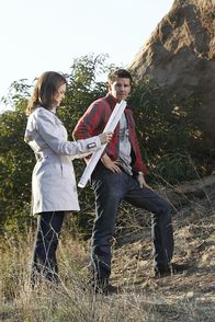 Bones - Die Knochenjägerin – Dr. Brennan (Emily Deschanel, l.); Booth (David Boreanaz, r.)