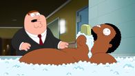 Family Guy – Peter (l.), Cleveland (r.), Joe und Quagmire wollen sich in einem alten Irrenhaus für einen Horrorfilm inspirieren lassen. Doch während sie sich dort ihre Ideen erzählen, bekommen sie es mit der Angst zu tun ...