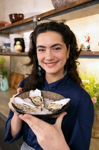 Zu Tisch mit Lucie - Kitchen Hacks – Lucie verleiht den besonderen Muscheln kulinarischen Glanz: gratiniert mit Salicornia und Haselnuss.