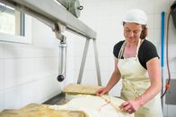 Heimatleuchten – Das Bild zeigt Sennerin Elisabeth bei der Käse Herstellung.