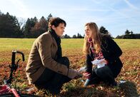 Sturm der Liebe – ARD STURM DER LIEBE FOLGE 1456 Uhr im ERSTEN. Beim Verteilen der Flyer für das Bräustüberl-Fest kommen sich Theresa (Ines Lutz, r.) und Peter (Daniel Fünffrock, l.) näher ...