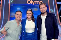 Quizduell - Olymp – Moderatorin Esther Sedlaczek (M.) mit den Kandidaten des Teams "Bratklava": Özcan Cosar (l.) und Bastian Bielendorfer (r.)