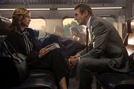 The Commuter - Die Fremde im Zug – Die undurchsichtige Joanna (Vera Farmiga) macht Michael MacCauley (Liam Neeson) ein Angebot, das er nicht ablehnen kann.