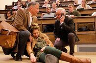 In aller Freundschaft – Dr. Roland Heilmann (Thomas Rühmann, li.) hatte Frieda Manthey (Stephanie Krogmann, mi.) zu einer Untersuchung in die Sachsenklinik geschickt, doch sie ist von dort wieder zur Vorlesung in die medizinische Fakultät. Kurz nach einem Vortrag bricht sie dort zusammen. Da die Gefahr besteht, dass sich bei Frieda ein Thrombus gelöst hat, soll ihr Dozent (Marcus Calvin, re.) schnellstens einen RTW informieren.