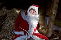 Mord mit Aussicht – Zielonka (Michael Hanemann, l.), der wie jedes Jahr an Heiligabend in Hengasch den Weihnachtsmann gibt, wird von Kalle Nattkemper entführt und in eine Waldhütte verschleppt.