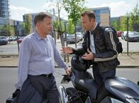 In aller Freundschaft – Er würde dieses Gespräch mit seiner Ex-Freundin gern vertrauensvoll in Rolands Hände legen.