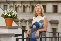 Ein Sommer in Prag – Über den Dächern von Prag erwartet Katrin (Katja Weitzenböck) ihren alten WG-Freund Jannick.