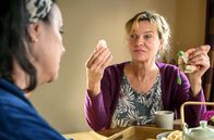 Meine Mutter traut sich was – Luise (Sabine von Maydell, li.) hält wenig von Heidi (Margarita Broich) – und lässt sie es wissen!