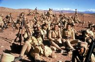 Der Legionär – In der französischen Fremdenlegion kommen heruntergekommene Männer aus aller Welt zusammen. In dem bunt zusammengewürfelten Haufen werden Alain Lefevre (Jean-Claude Van Damme, M.), Luther (Adewale Akinnuoye-Agbaje. l.) und Guido Rosetti (Daniel Caltagirone, 3.v.l.) Freunde ...