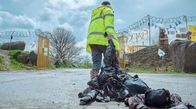 Passenger – Auf der Fracking-Baustelle von Jim Bracknell (David Threlfall) haben Demonstranten eine Message hinterlassen.