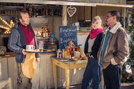 SOKO München – Franz Ainfachnur (Christofer v. Beau, r.) und Resi Schwaiger (Mersiha Husagic, m.) befragen Pit Gruber (Max Schmidt, l.) an seinem Kiosk.