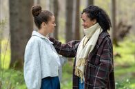 Sturm der Liebe – Ana (Soluna-Delta Kokol, l.) macht ihrer Mutter (Dionne Wudu, r.) Mut, sich auf das Abenteuer New York einzulassen. ARD/Thomas Neumeier