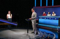 Gefragt - Gejagt – Moderator Alexander Bommes (M.) mit den Kandidat:innen: Manfred Voss (3.v.r.), "Sonni" Chiaradia (2.v.r.), Tim Landmann (r.), Jael Sadelkow (l.).