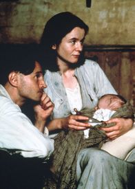 Die Asche meiner Mutter – Malachy McCourt (Robert Carlyle) und seine Frau Angela (Emily Watson) blicken einer ungewissen Zukunft entgegen.