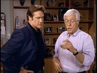 Diagnose: Mord – Mark (Dick Van Dyke, re.) und Steve (Barry Van Dyke) haben etwas gefunden, das ihnen einen Hinweis auf den Mörder geben könnte.