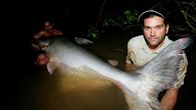 Zeb Hogans Monsterfische – Zeb Hogan hält einen riesigen Wels.