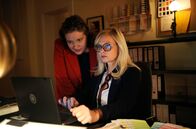 Hotel Heidelberg – Auf Karin (Susanna Simon) und Mascha (Meike Droste, li.) wartet viel Arbeit.