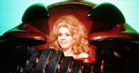 Barbarella – Der Versuch, Barbarella (Jane Fonda) in einer Lustorgel durch permanente Orgasmen umzubringen, misslingt - die Maschine brennt durch.