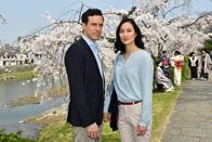 Das Traumschiff – Anna Sato (Agnes Decker) ist in Japan aufgewachsen, bevor sie mit ihrer Mutter nach Deutschland ausgewandert ist. Um sich den Segen ihres Vaters für die Hochzeit einzuholen, reist sie zusammen mit ihrem Verlobten Daniel Felber (Tobias van Dieken) in ihr Heimatland.