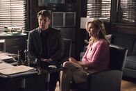 Castle – Um sich in den Mordfall an einem Autor einzuschalten, heuert Castle (Nathan Fillion, l.) bei dessen Ehefrau (Lise Colleen Simms, r.) an ...