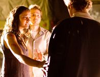 Cloverfield – Höllischer Lärm sprengt eine Party in New York. Dann poltert der Kopf der Freiheitsstatue durch die Straßen. Für Lily (Jessica Lucas, l.) und Rob (Michael Stahl-David, M.) beginnt ein schier aussichtsloser Kampf ums Überleben ...