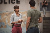 Deadly Tropics – In einem Gespräch teilt Mélissa (Sonia Rolland) Cyril (Stany Coppet) mit, dass ihr Ex-Freund Pascal unerwartet aus der Haft entlassen wurde und nun wieder in ihr Leben getreten ist.